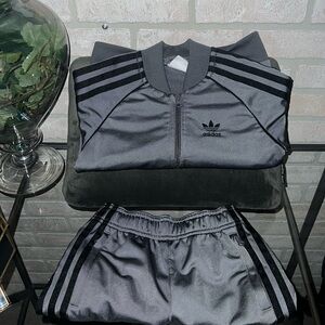 𝙰𝚍𝚒𝚍𝚊𝚜 𝚃𝚛𝚊𝚌𝚔 𝚂𝚞𝚒𝚝